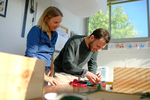 Tapissez votre tabouret en formica avec Mary - Image n°4 - Wecandoo