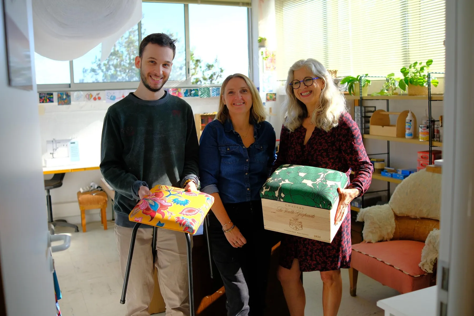 Tapissez votre tabouret en formica avec Mary - Image n°3 - Wecandoo