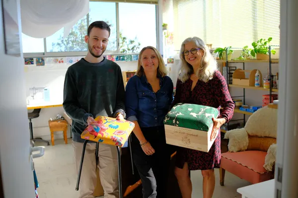 Tapissez votre tabouret en formica avec Mary - Image n°3 - Wecandoo