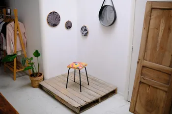Tapissez votre tabouret en formica