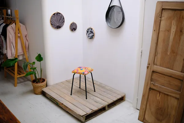 Tapissez votre tabouret en formica