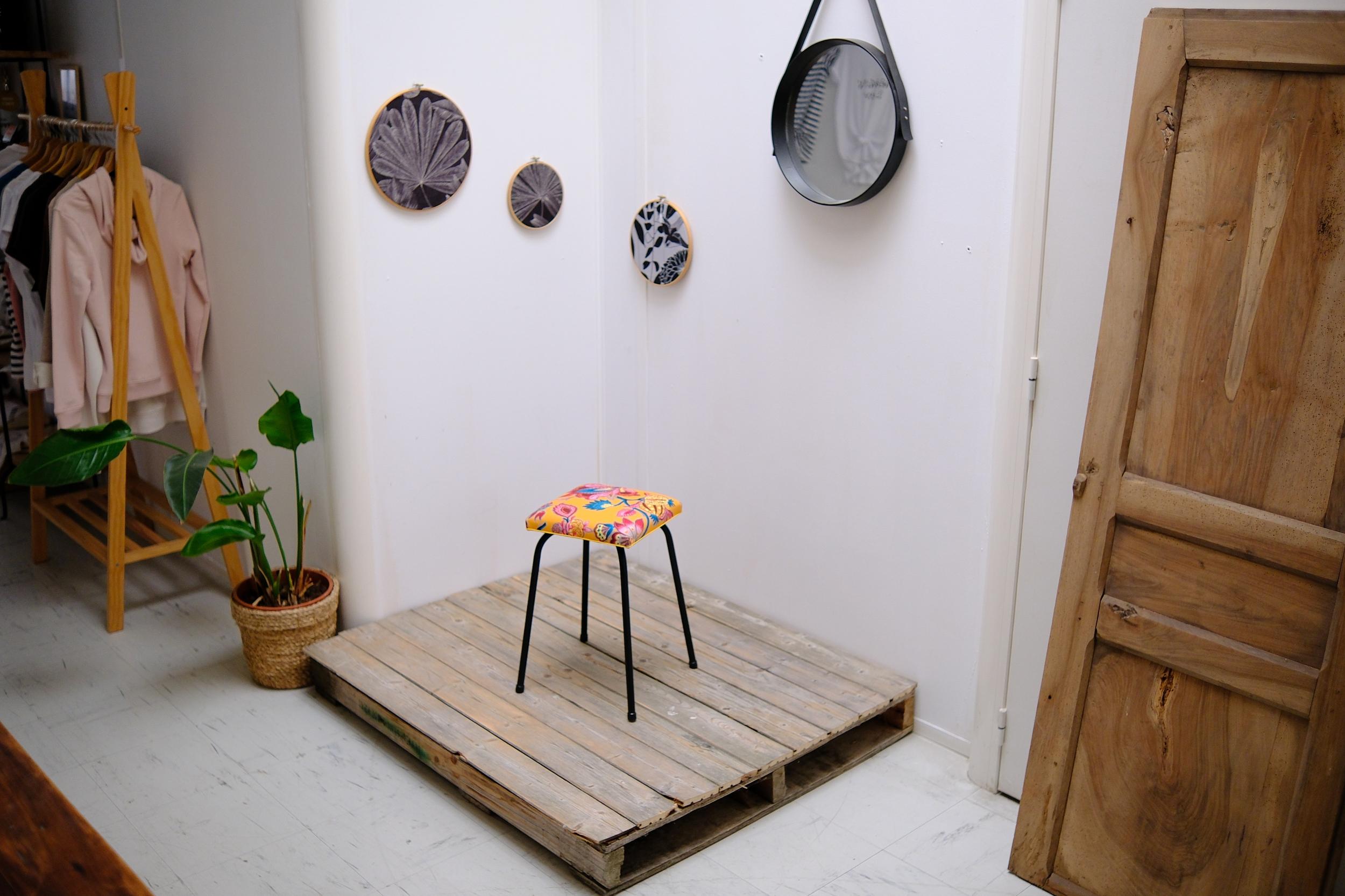 Tapissez votre tabouret en formica avec Mary - Image n°1 - Wecandoo