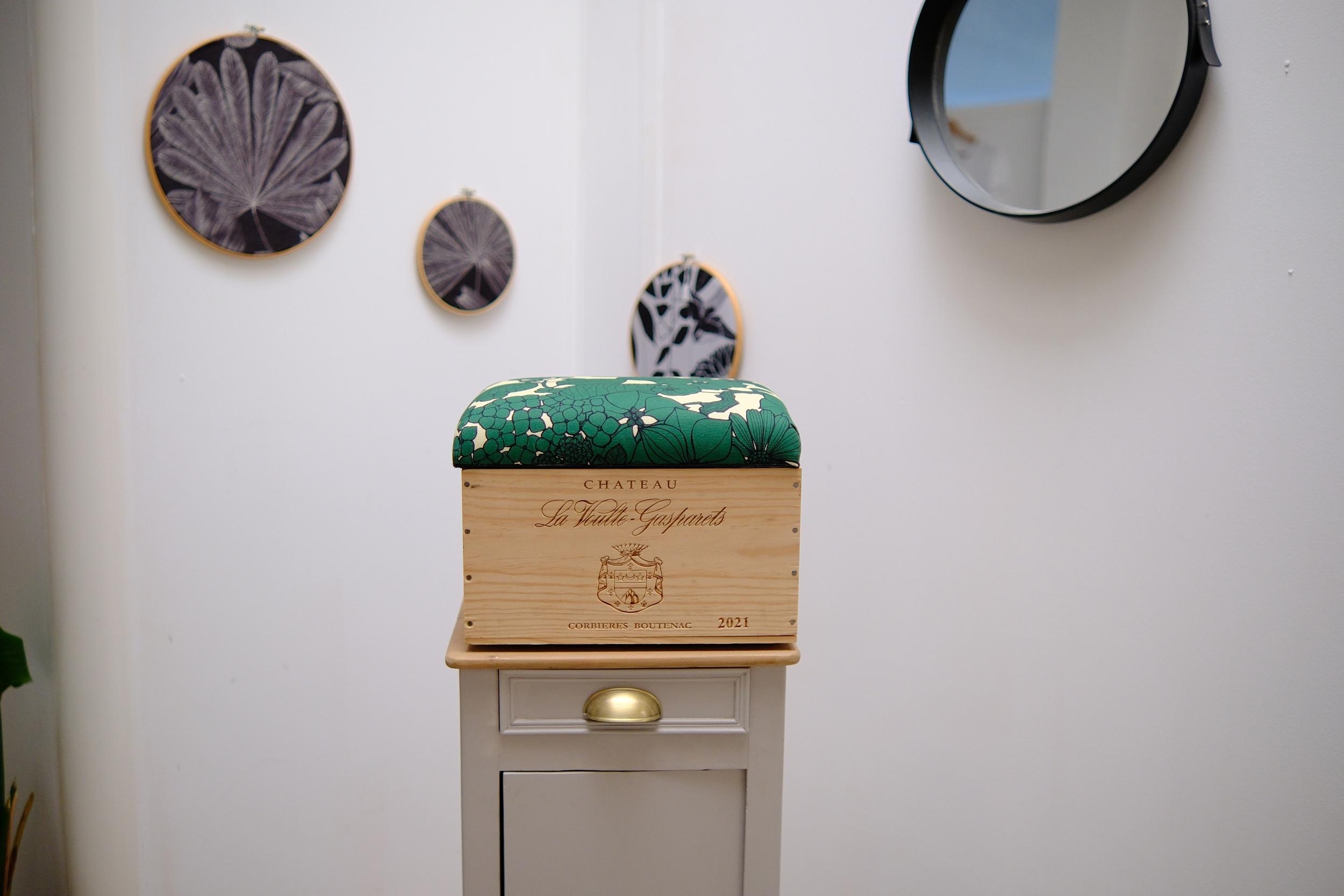 Transformez une caisse de vin en pouf personnalisé avec Mary - Image n°1 - Wecandoo
