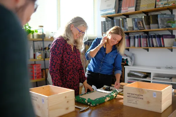 Créez votre pouf à partir d'une caisse de bois avec Mary - Image n°3 - Wecandoo