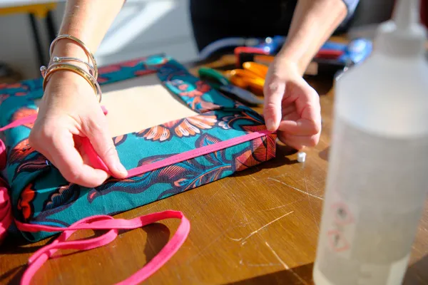 Créez votre pouf à partir d'une caisse de bois avec Mary - Image n°5 - Wecandoo