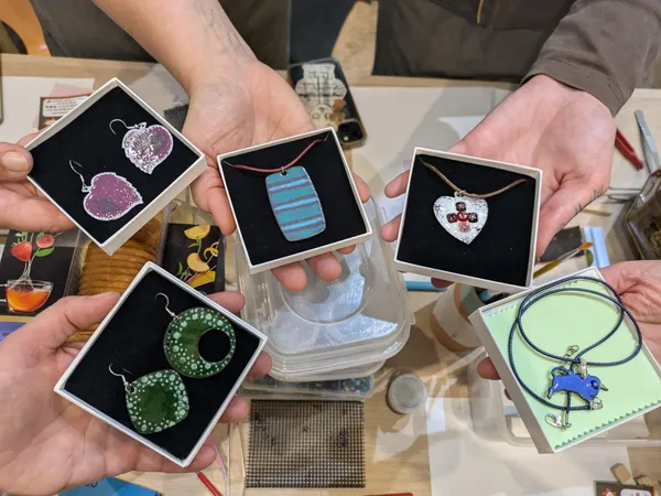 Réalisez vos boucles d'oreilles en émaux sur cuivre avec Sophie - Image n°2 - Wecandoo