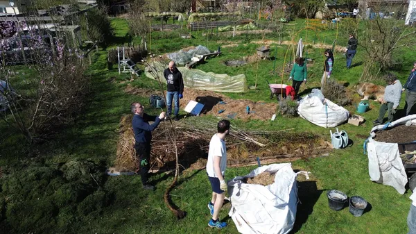 Réunissez votre équipe et participez à la création d'une butte de permaculture avec Blandine - Afbeelding nr. 2 - Wecandoo