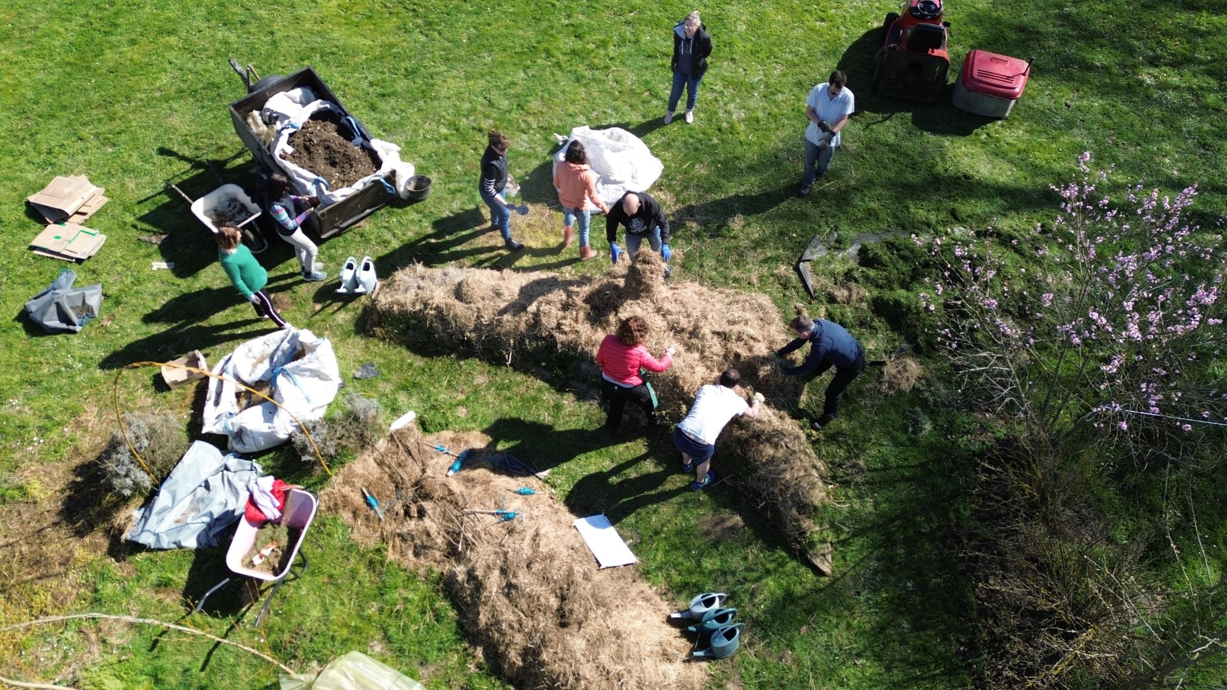 Réunissez votre équipe et participez à la création d'une butte de permaculture avec Blandine - Image n°8 - Wecandoo