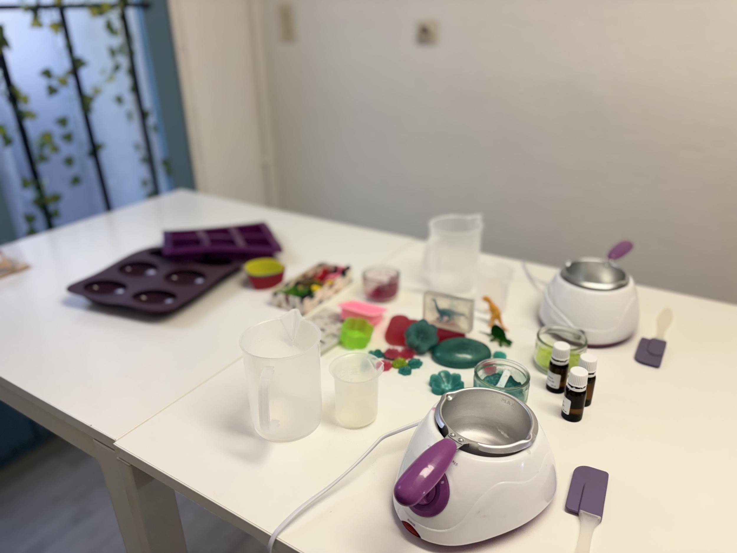Créez votre savon melt and pour en duo avec votre enfant, accompagnés par Zoé - Image n°7 - Wecandoo