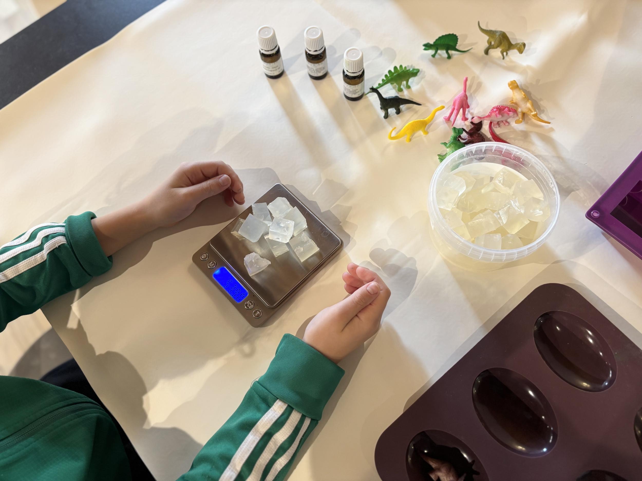 Créez votre savon melt and pour en duo avec votre enfant, accompagnés par Zoé - Image n°3 - Wecandoo
