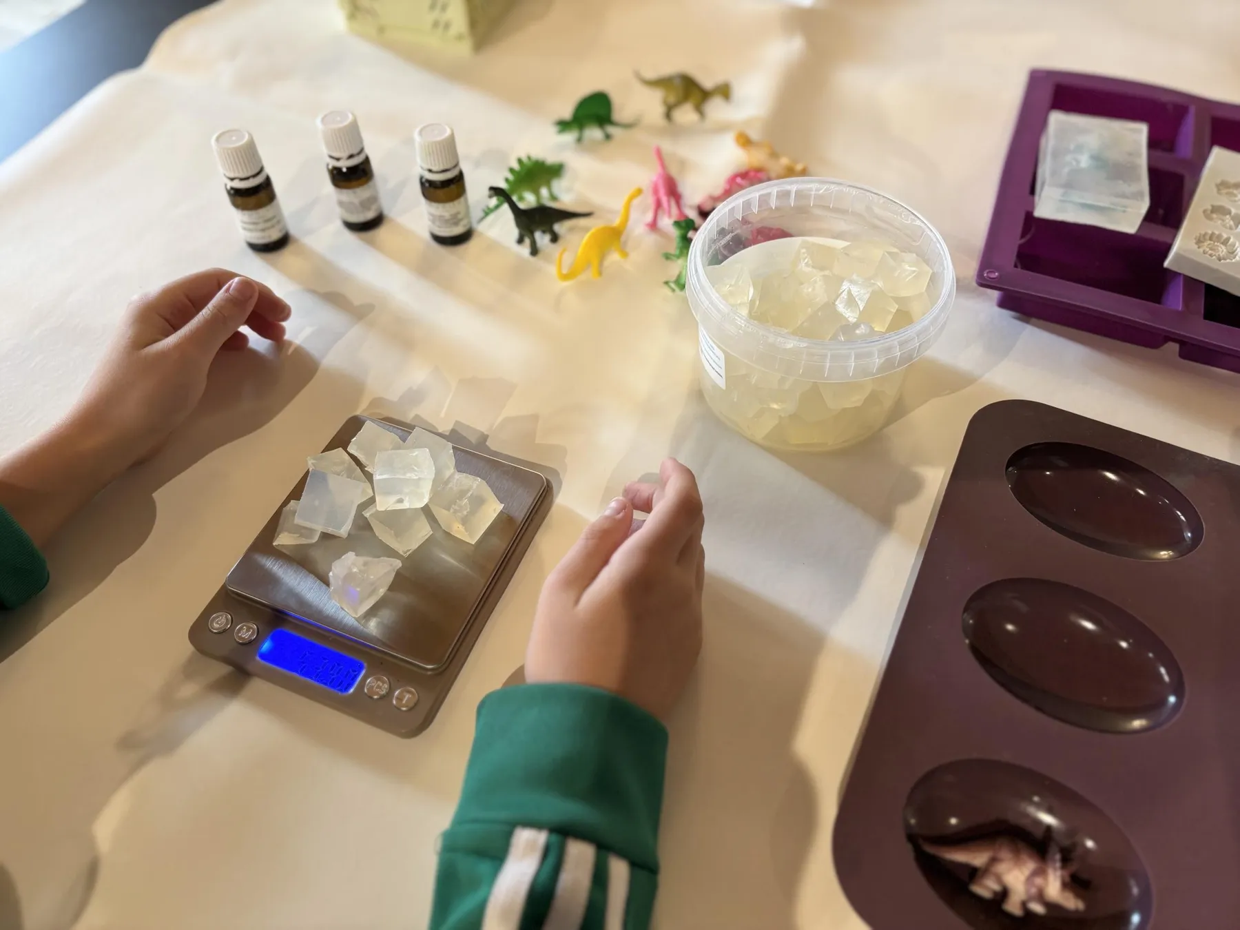 Créez votre savon melt and pour en duo avec votre enfant, accompagnés par Zoé - Image n°3 - Wecandoo