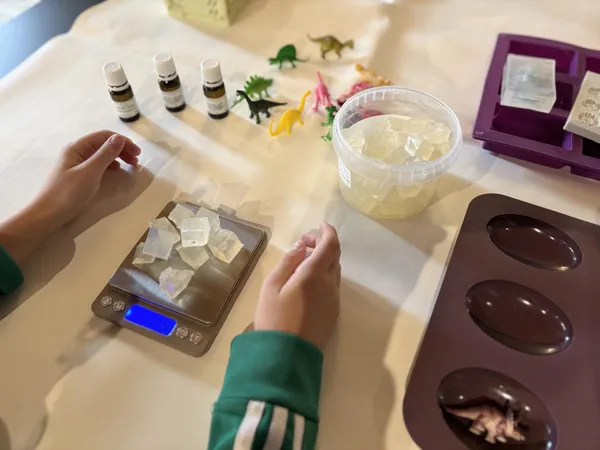 Créez votre savon melt and pour en duo avec votre enfant, accompagnés par Zoé - Afbeelding nr. 3 - Wecandoo