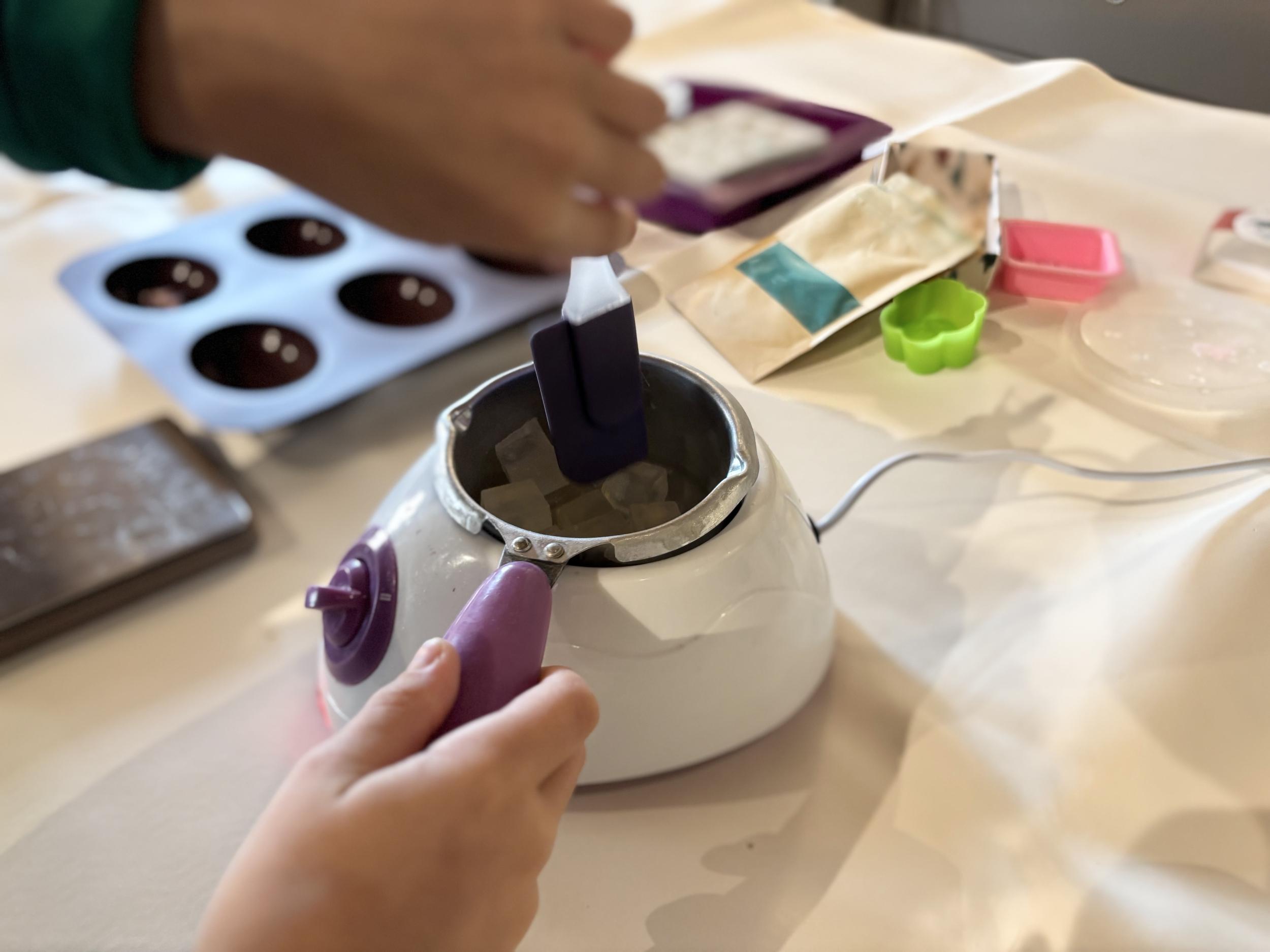 Créez votre savon melt and pour en duo avec votre enfant, accompagnés par Zoé - Image n°5 - Wecandoo