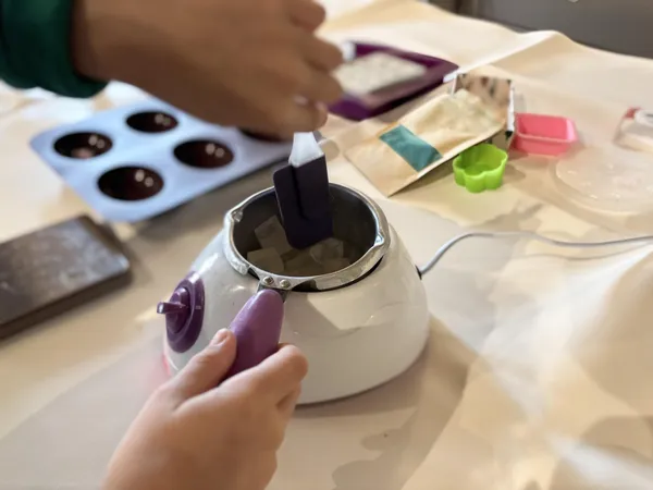 Créez votre savon melt and pour en duo avec votre enfant, accompagnés par Zoé - Afbeelding nr. 2 - Wecandoo