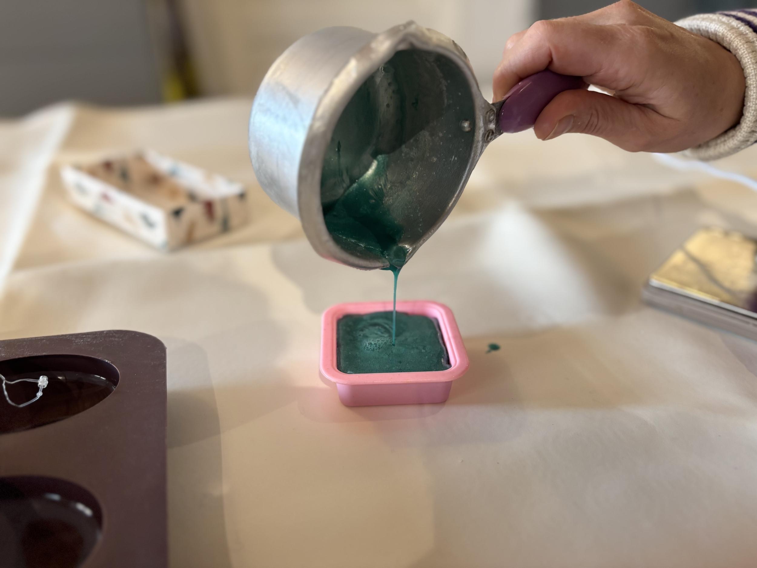 Créez votre savon melt and pour en duo avec votre enfant, accompagnés par Zoé - Image n°1 - Wecandoo