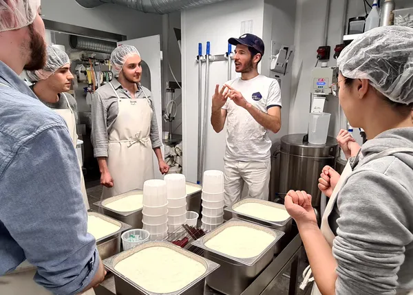 Rassemblez votre équipe et confectionnez votre meule de raclette avec Olivier et son équipe - Afbeelding nr. 3 - Wecandoo