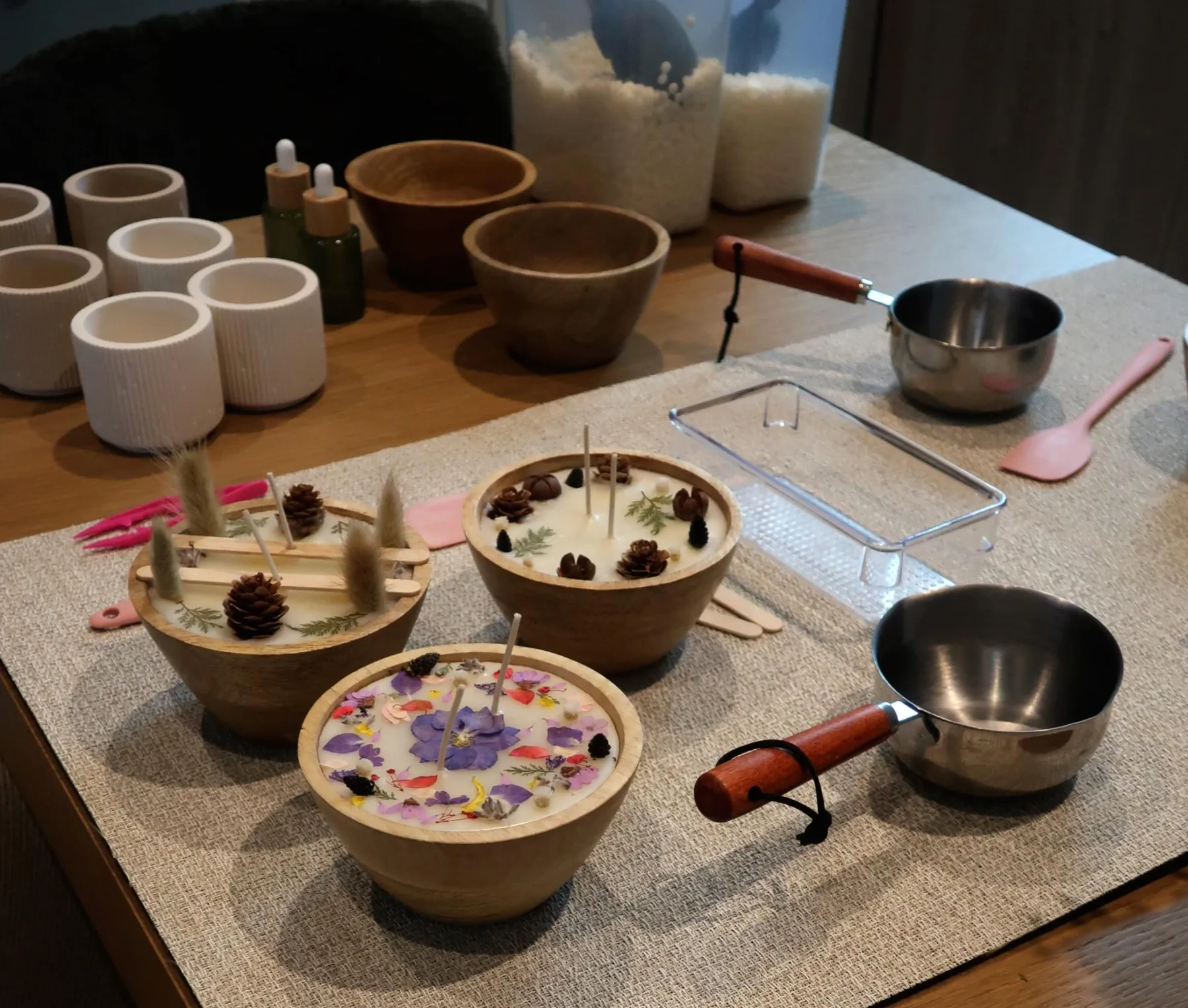 Fabriquez votre bougie parfumée et fleurie XXL avec Maud - Image n°4 - Wecandoo