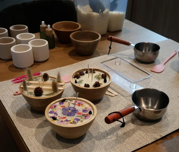 Fabriquez votre bougie parfumée et fleurie XXL avec Maud - Image n°4 - Wecandoo