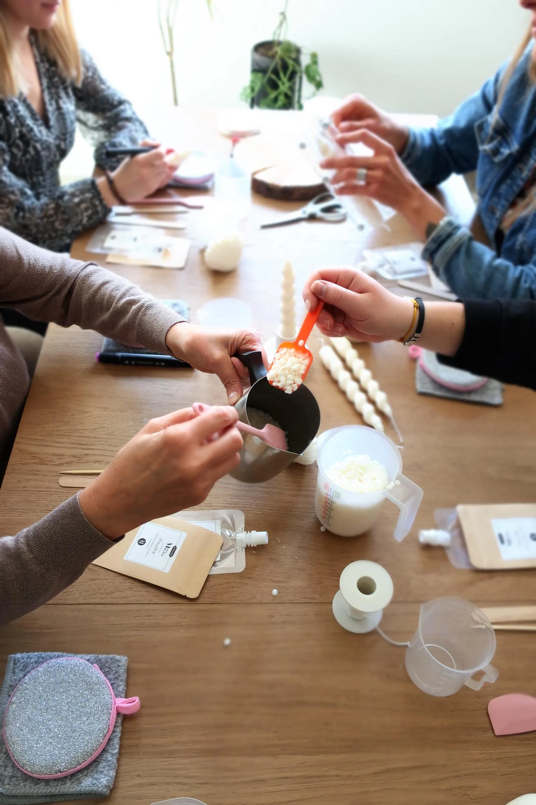 Fabriquez votre bougie parfumée et fleurie avec Maud - Image n°2 - Wecandoo