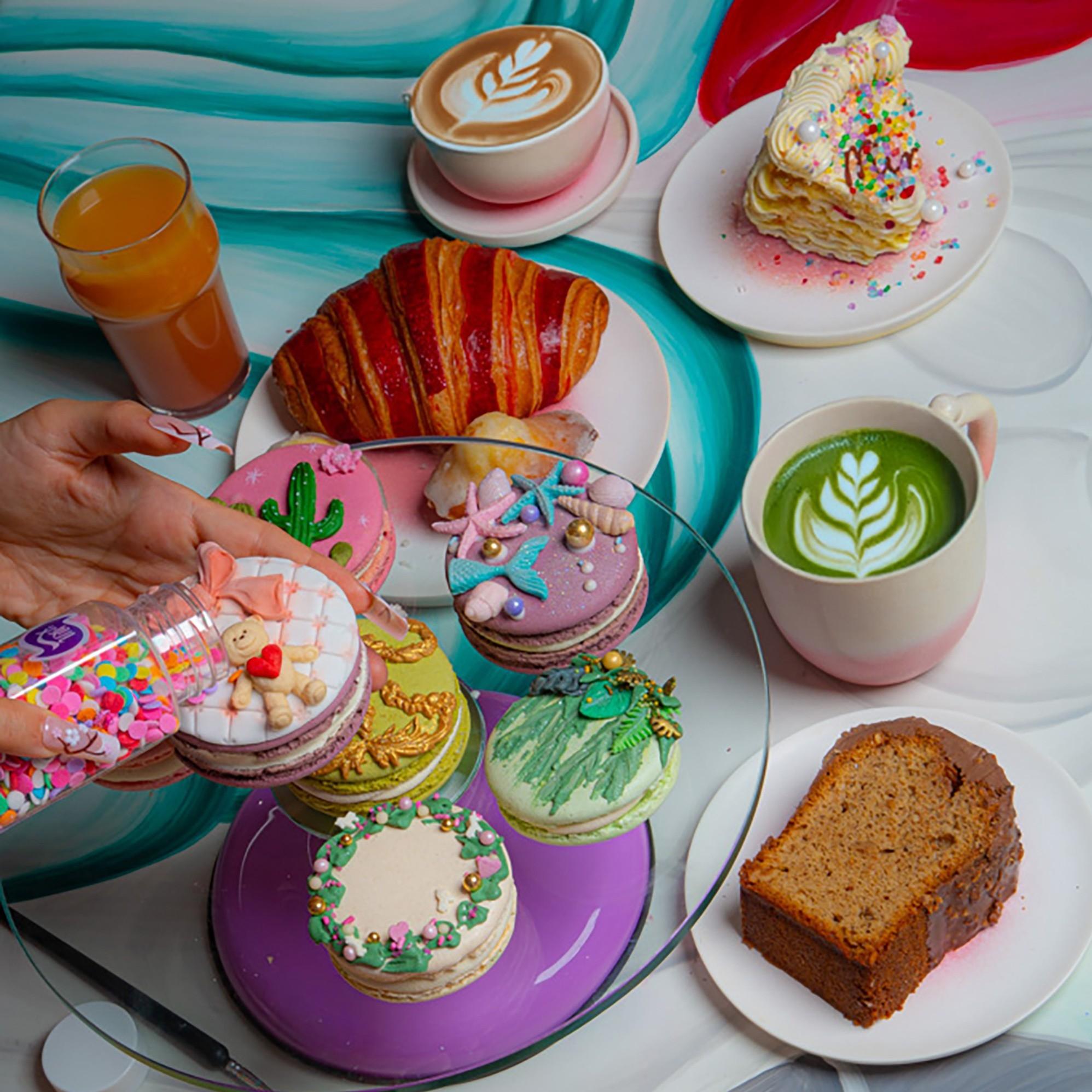 Décorez vos macarons autour d'un café avec Alyah et son équipe - Image n°1 - Wecandoo