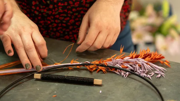 Apprenez à travailler les fleurs séchées avec Clémence - Image n°2 - Wecandoo
