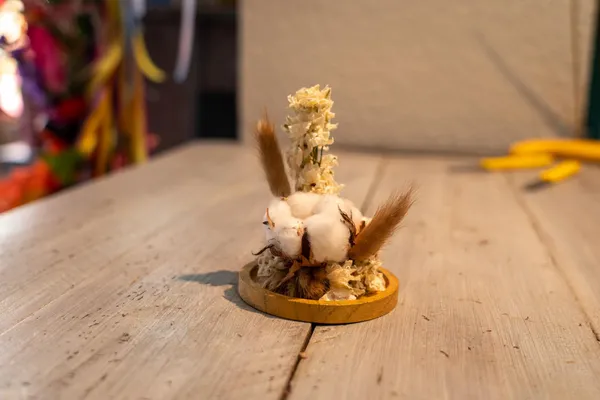 Apprenez à travailler les fleurs séchées avec Clémence - Image n°5 - Wecandoo