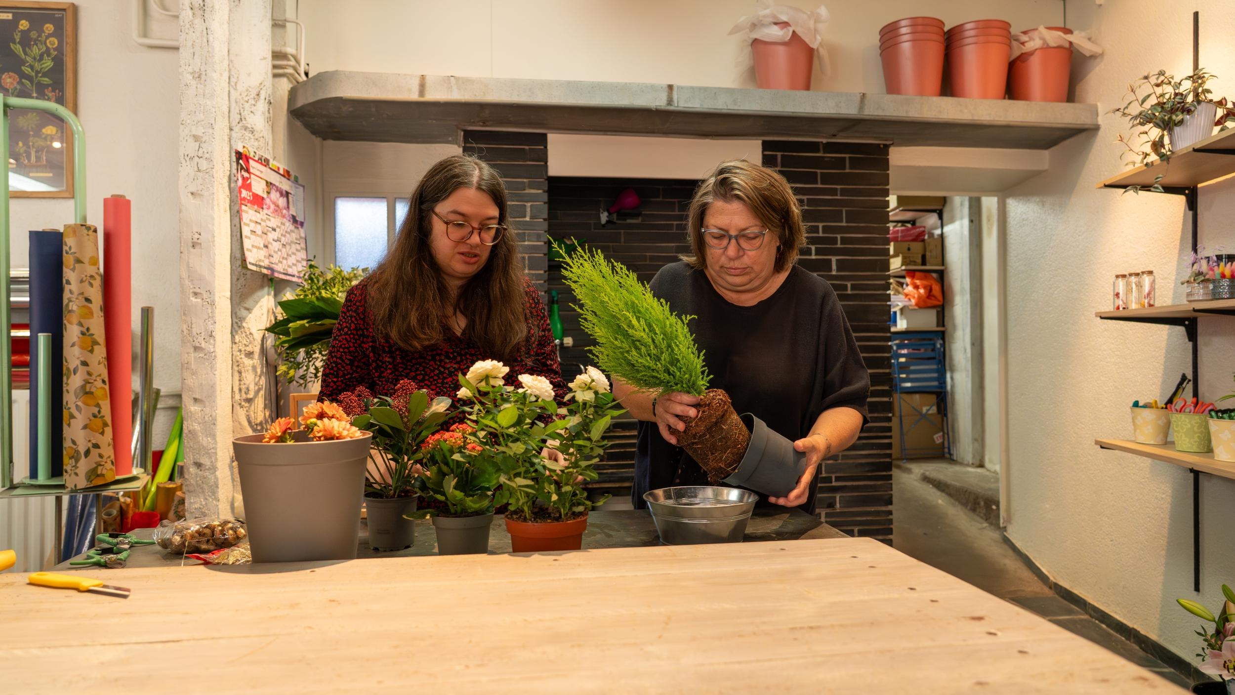 Réalisez une décoration de fête fleurie avec Clémence - Image n°4 - Wecandoo