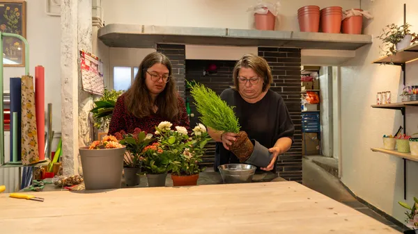 Réalisez une décoration de fête fleurie avec Clémence - Image n°4 - Wecandoo