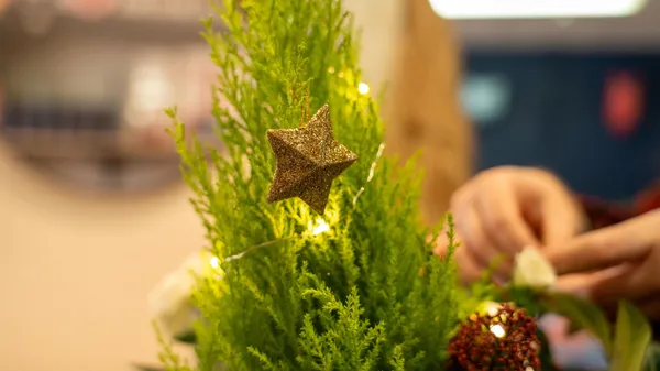 Réalisez une décoration de fête fleurie avec Clémence - Image n°5 - Wecandoo