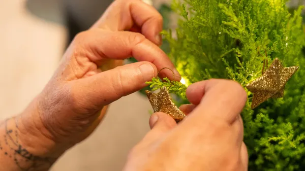 Réalisez une décoration de fête fleurie avec Clémence - Image n°2 - Wecandoo