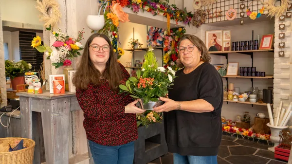 Réalisez une décoration de fête fleurie avec Clémence - Image n°3 - Wecandoo