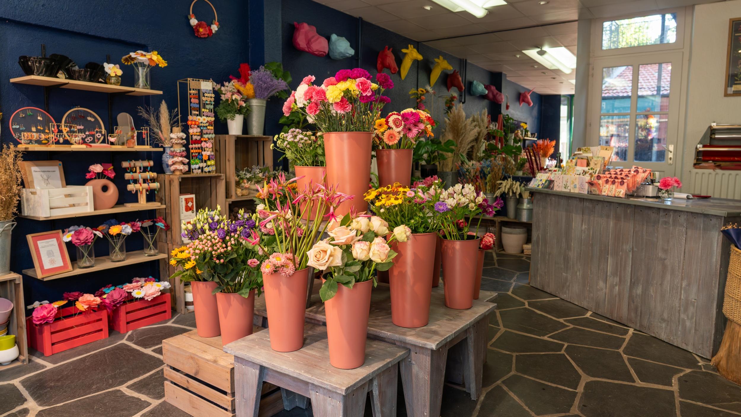 Réalisez une décoration de fête fleurie avec Clémence - Image n°6 - Wecandoo