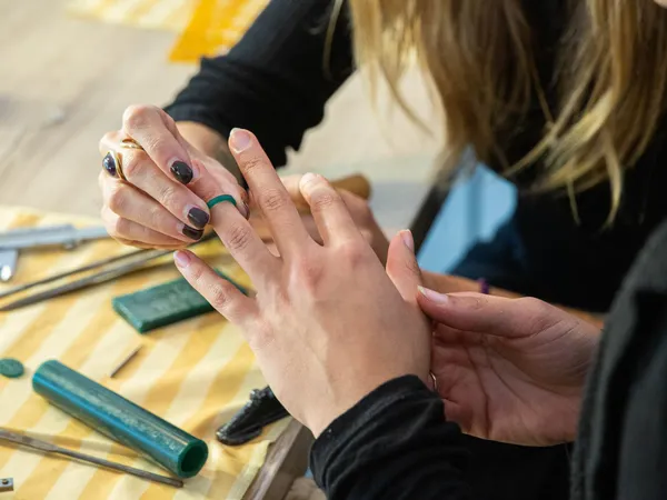 Réalisez vos alliances en duo à la cire perdue avec Angeline - Image n°2 - Wecandoo