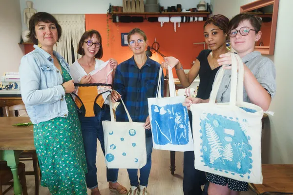 Réalisez votre foulard ou tote bag en cyanotype avec Clara - Image n°3 - Wecandoo