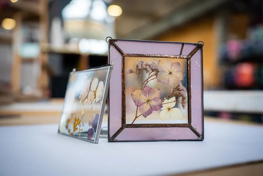 Découvrez l'art du vitrail Tiffany avec Caroline - Image n°1 - Wecandoo