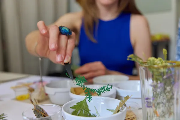 Découvrez l'art des fleurs pressées avec Claire - Image n°4 - Wecandoo