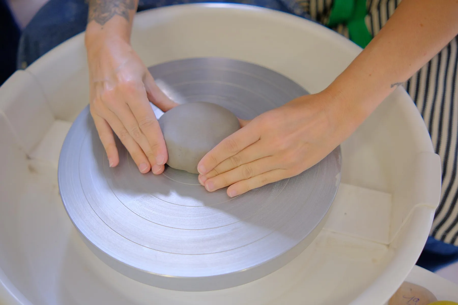 Découvrez le tour de potier avec Lola - Image n°2 - Wecandoo