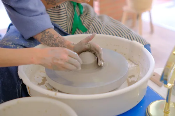 Découvrez le tour de potier avec Lola - Image n°5 - Wecandoo