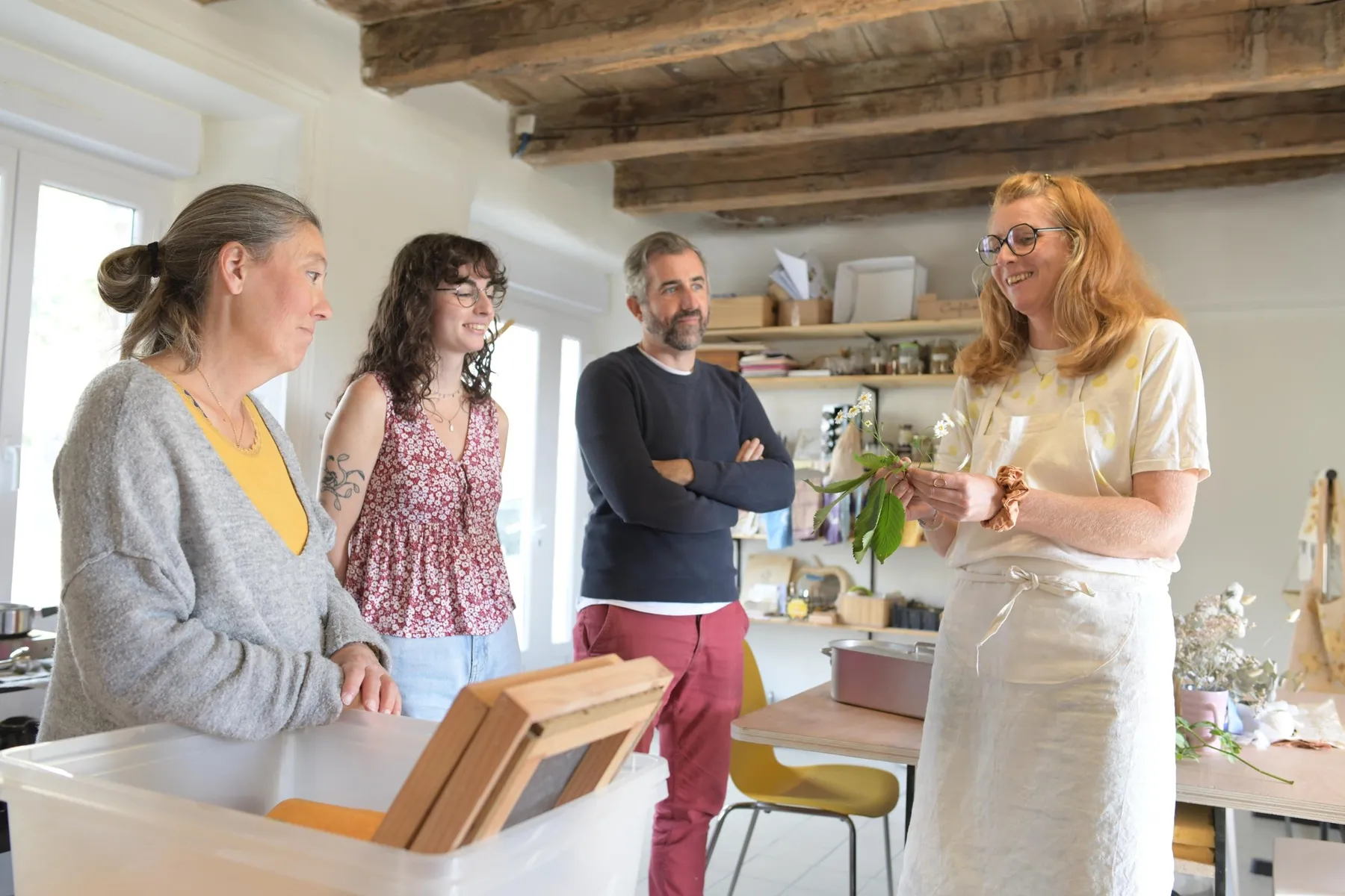 Fabriquez un carnet en papier recyclé et coloré avec des plantes - Image n°3 - Wecandoo