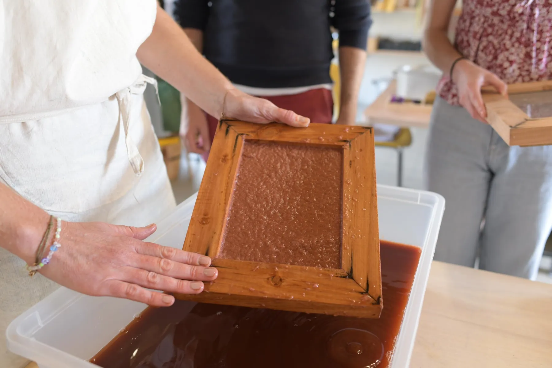 Fabriquez un carnet en papier recyclé et coloré avec des plantes - Image n°2 - Wecandoo