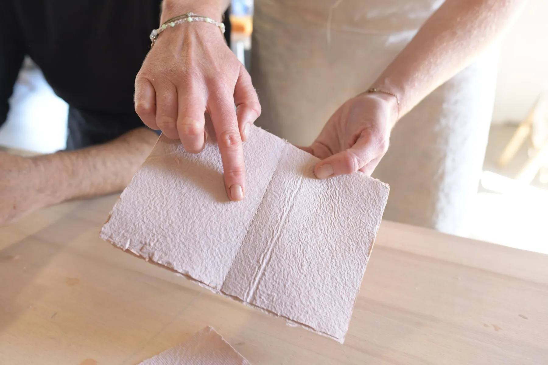 Fabriquez un carnet en papier recyclé et coloré avec des plantes - Image n°5 - Wecandoo