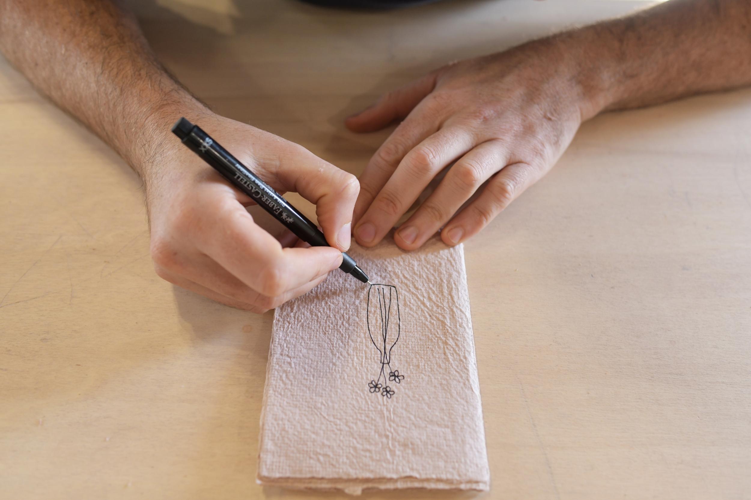 Fabriquez un carnet en papier recyclé et coloré avec des plantes - Image n°10 - Wecandoo