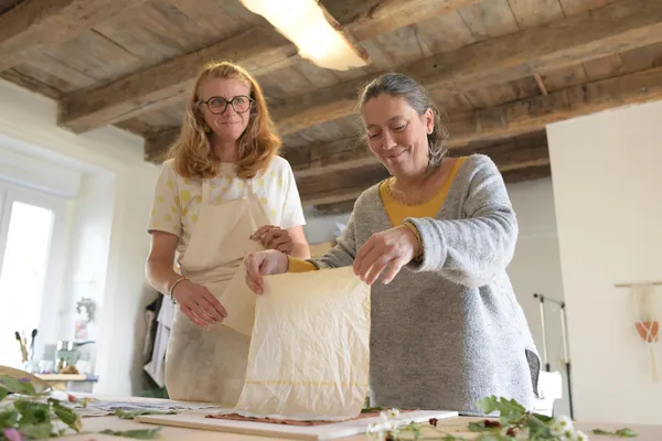 Découvrez la teinture végétale ecoprint avec Pauline - Image n°4 - Wecandoo