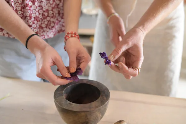 Créez vos encres aquarelles végétales en duo avec votre enfant, accompagnés par Pauline - Image n°4 - Wecandoo
