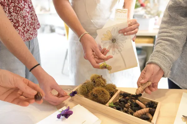 Créez vos encres aquarelles végétales en duo avec votre enfant, accompagnés par Pauline - Image n°2 - Wecandoo