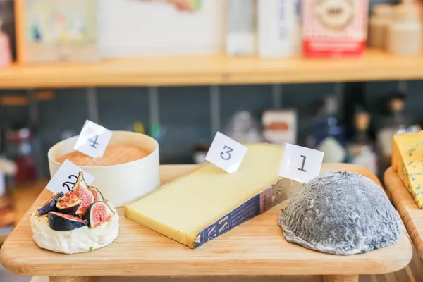 Défiez votre équipe et participez à un blind test fromager avec Laure, Mathieu et leur équipe - Afbeelding nr. 3 - Wecandoo