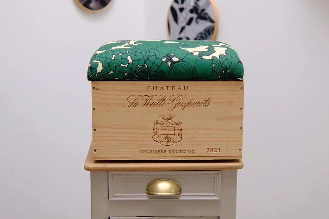 Transformez une caisse de vin en pouf personnalisé avec Mary - Image n°1 - Wecandoo