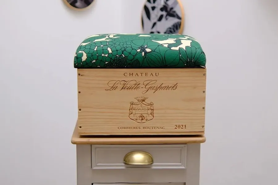 Créez votre pouf à partir d'une caisse de bois avec Mary - Image n°1 - Wecandoo