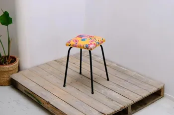 Tapissez votre tabouret en formica