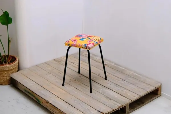 Tapissez votre tabouret en formica